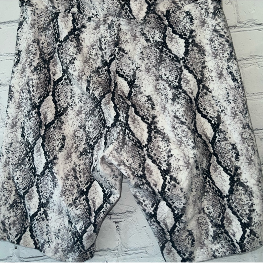 forever 21 gray & black snake skin design shorts size S
